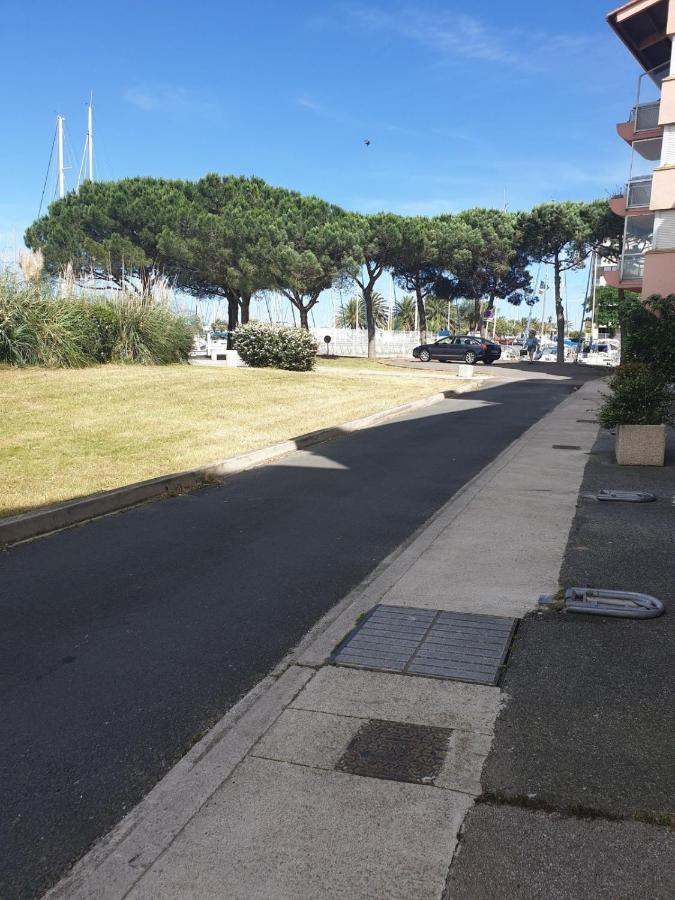 Magnifique T2 Au Calme Avec Une Superbe Vue Sur Le Port Canet-en-Roussillon Esterno foto
